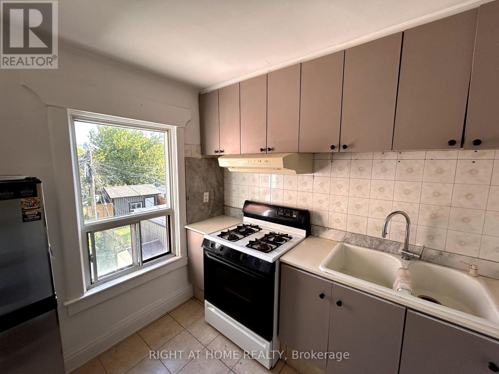 2 - 1039 Ossington Avenue W, Toronto, Ontario  M6G 3V9 - Photo 4 - W12456886