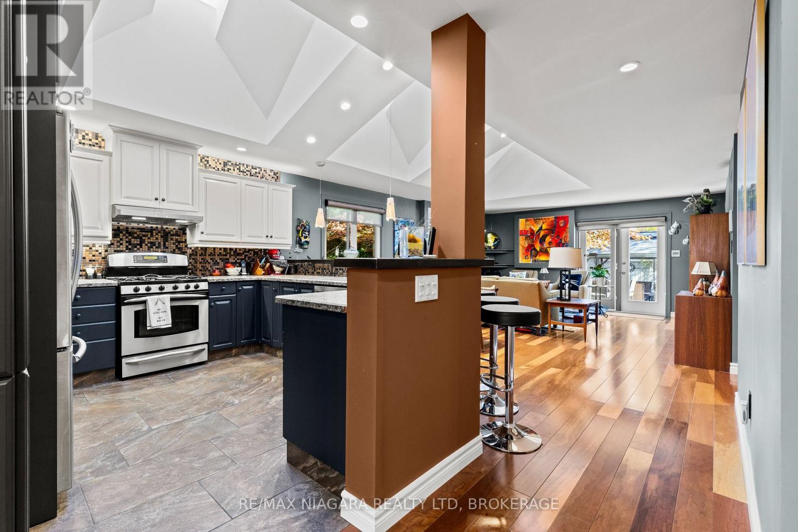 4 Karsam Court, Niagara-On-The-Lake (Town), Ontario  L0S 1J0 - Photo 10 - X12456908