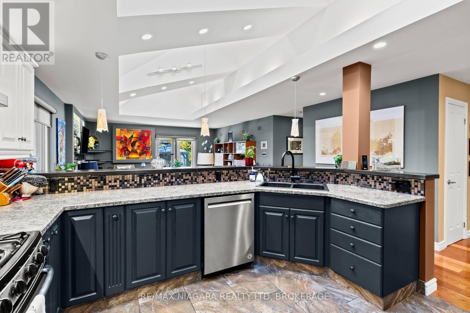 4 Karsam Court, Niagara-On-The-Lake (Town), Ontario  L0S 1J0 - Photo 12 - X12456908