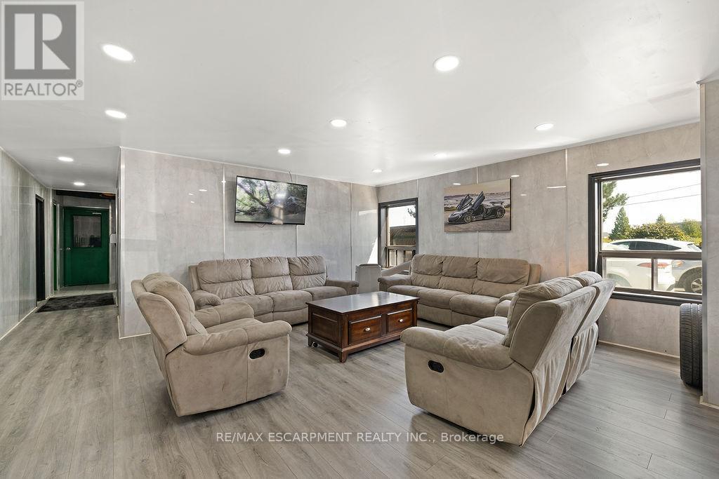 4640 Falletta Court, Lincoln (Lincoln Lake), Ontario  L3J 0T7 - Photo 7 - X12456761