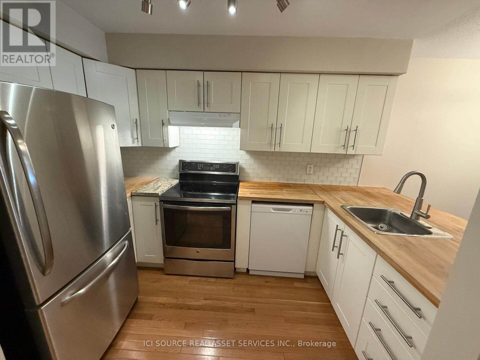 8 Blue Moon Private, Ottawa, Ontario  K1K 4K6 - Photo 2 - X12456794