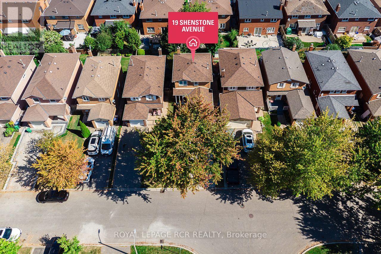 19 Shenstone Avenue, Brampton, Ontario  L6Z 2Y9 - Photo 3 - W12418337