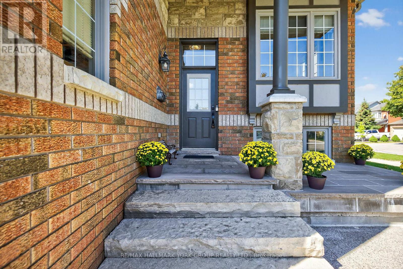 2 Hadley Court, Aurora, Ontario  L4G 7E5 - Photo 2 - N12456899