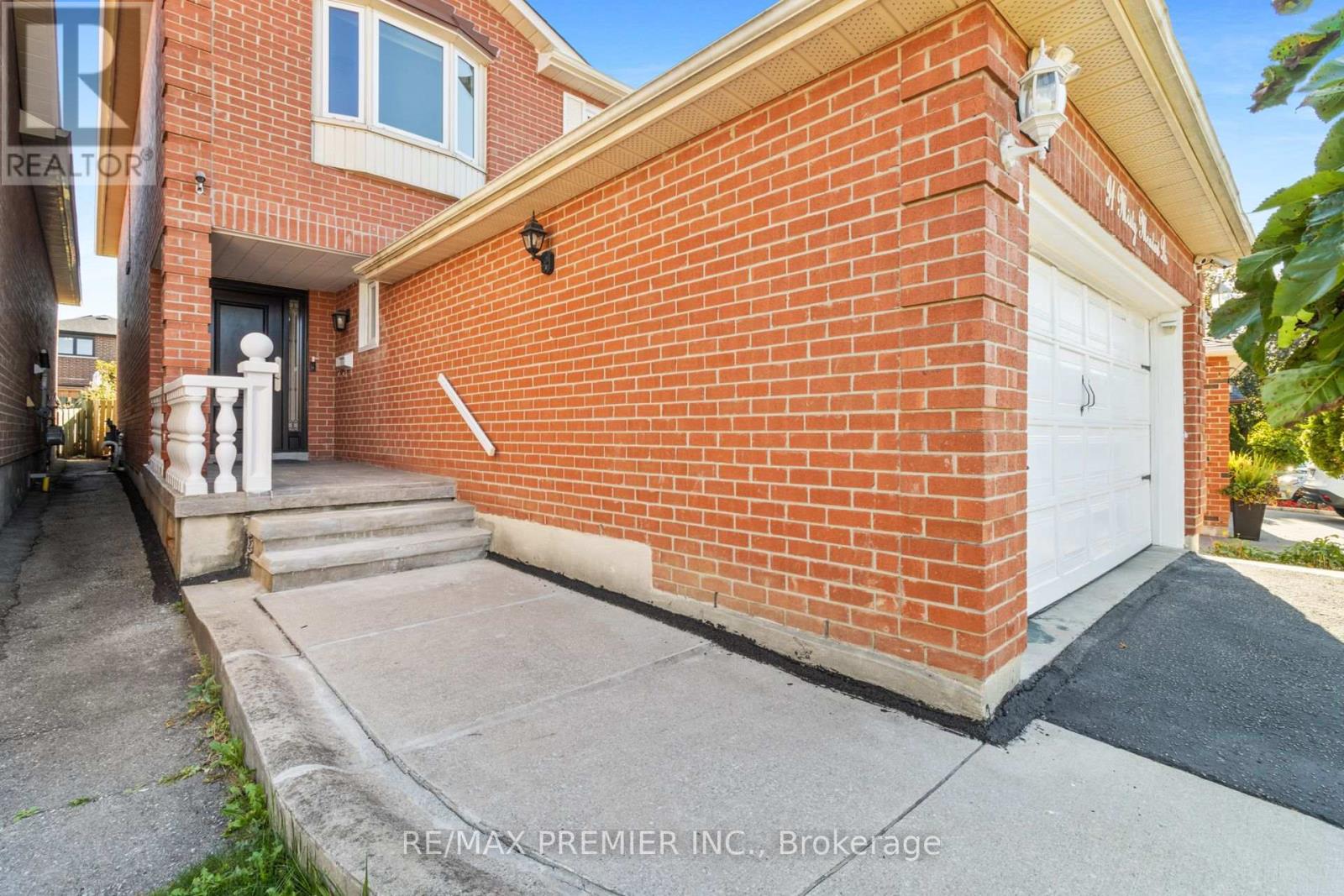 91 Misty Meadow Drive, Vaughan, Ontario  L4L 3X1 - Photo 3 - N12456937