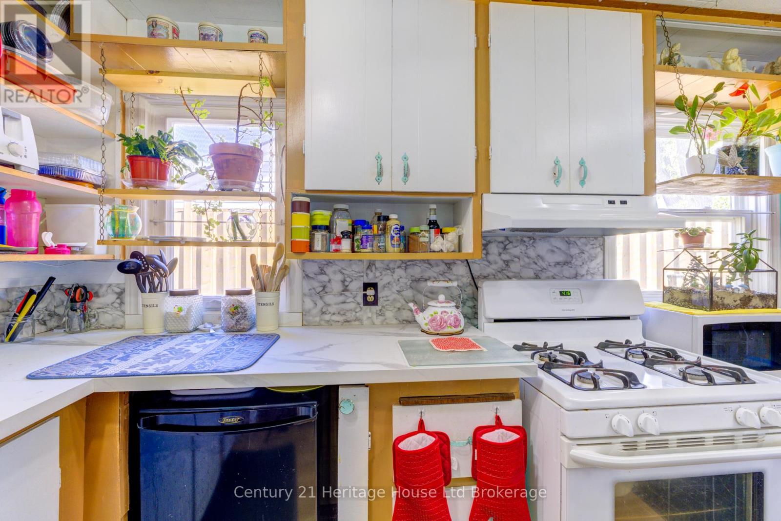 38 Sanderson Street, Brantford, Ontario  N3S 2V2 - Photo 11 - X12449362