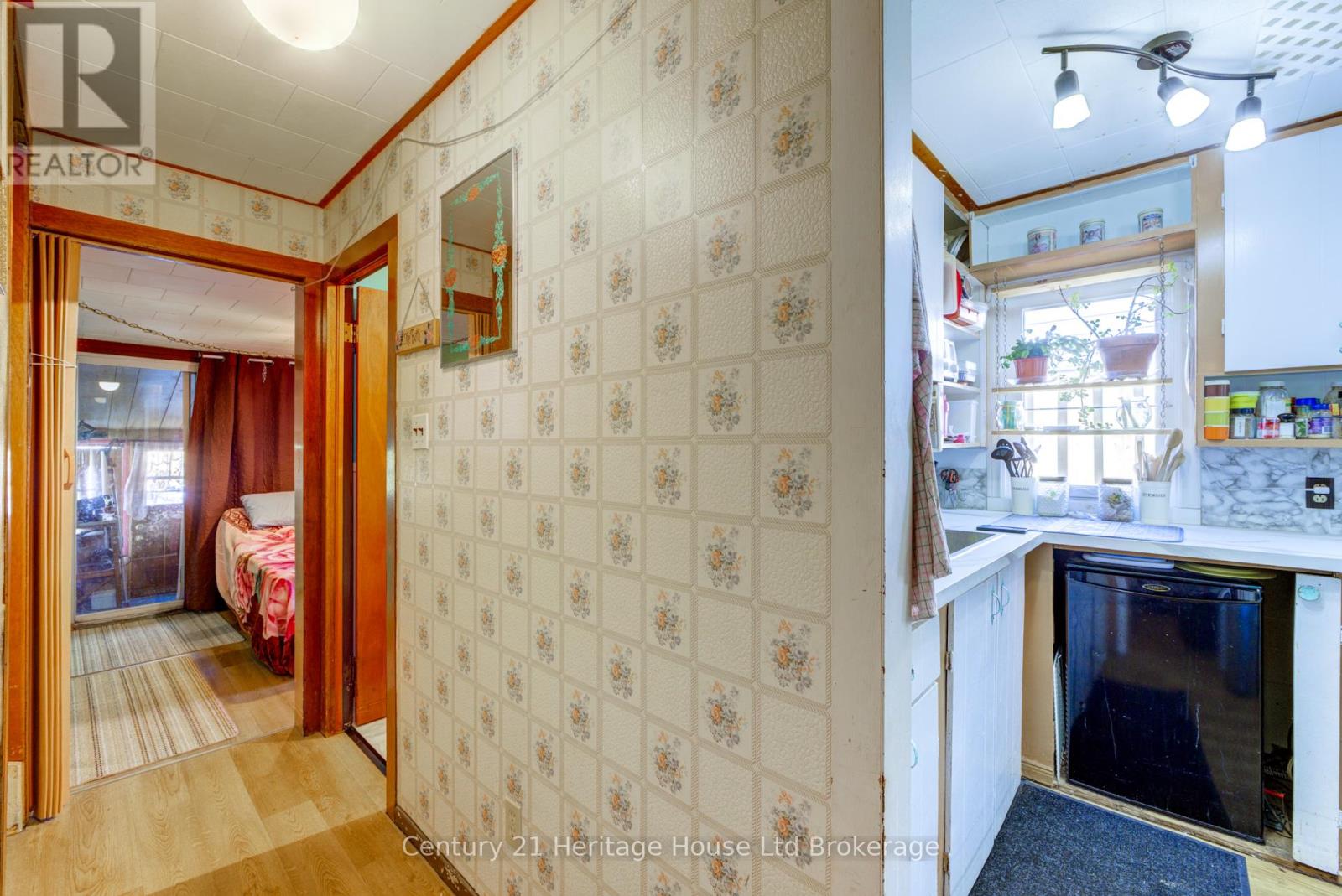38 Sanderson Street, Brantford, Ontario  N3S 2V2 - Photo 22 - X12449362