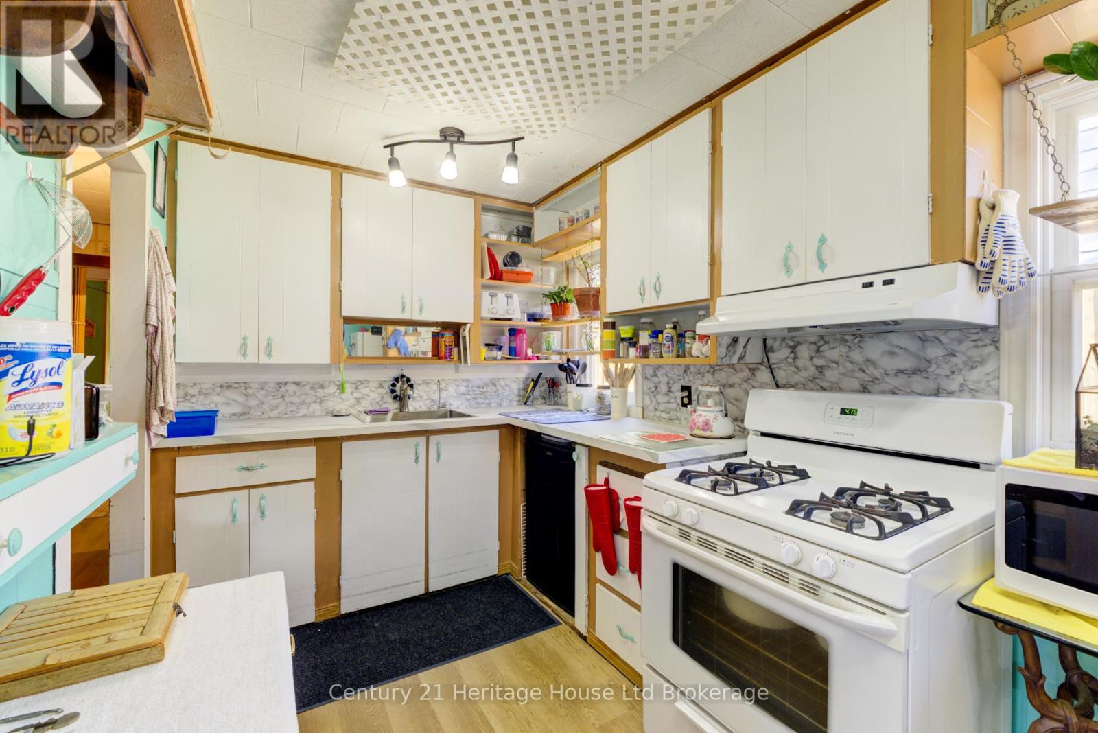 38 Sanderson Street, Brantford, Ontario  N3S 2V2 - Photo 8 - X12449362