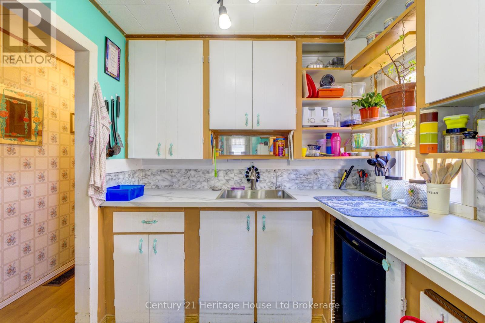 38 Sanderson Street, Brantford, Ontario  N3S 2V2 - Photo 9 - X12449362