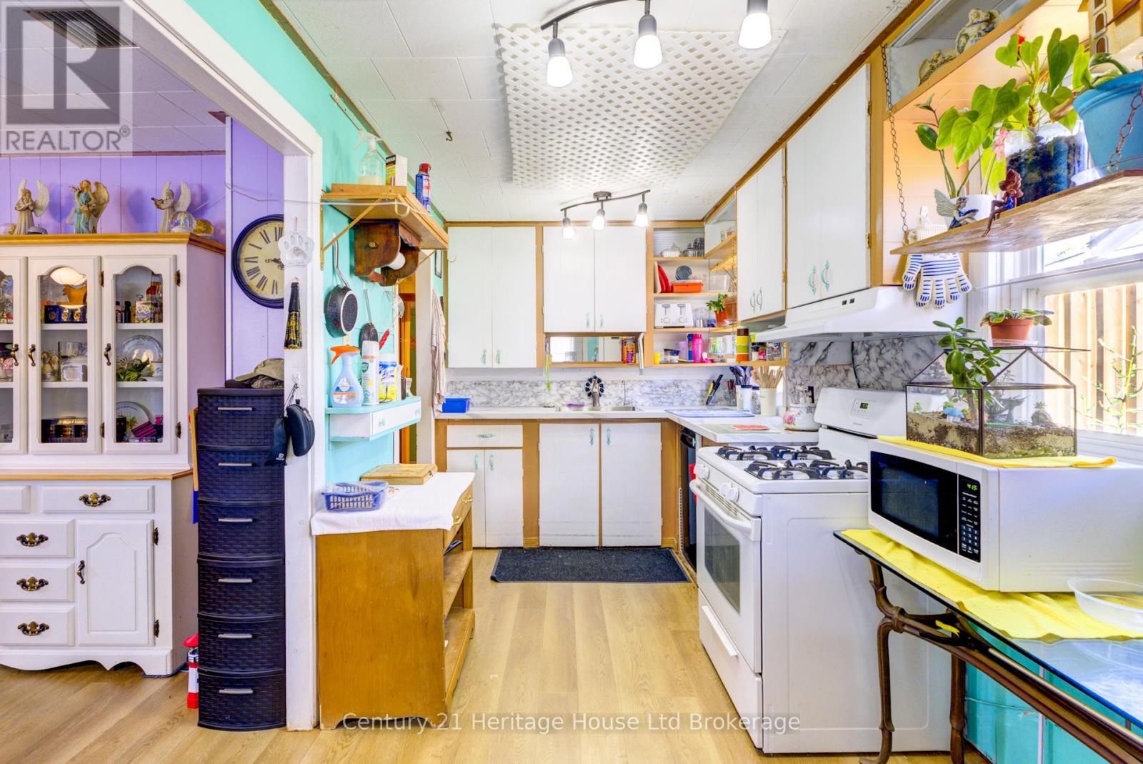38 Sanderson Street, Brantford, Ontario  N3S 2V2 - Photo 7 - X12449362