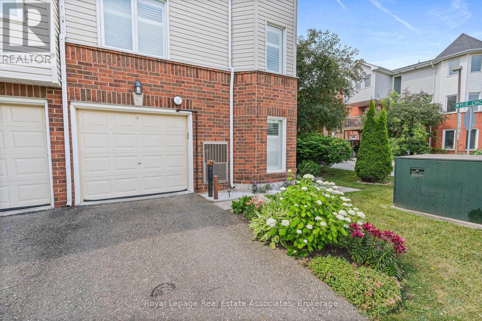 54 Wylie Circle, Halton Hills, Ontario  L7G 5L9 - Photo 2 - W12457013