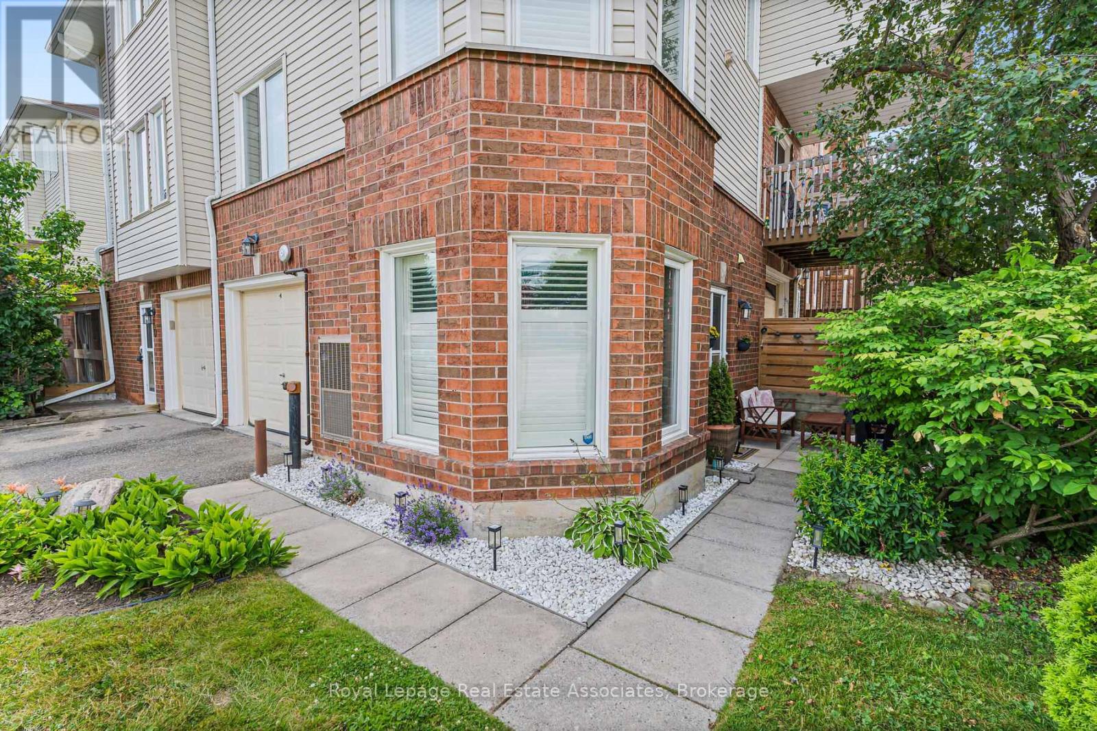 54 Wylie Circle, Halton Hills, Ontario  L7G 5L9 - Photo 3 - W12457013