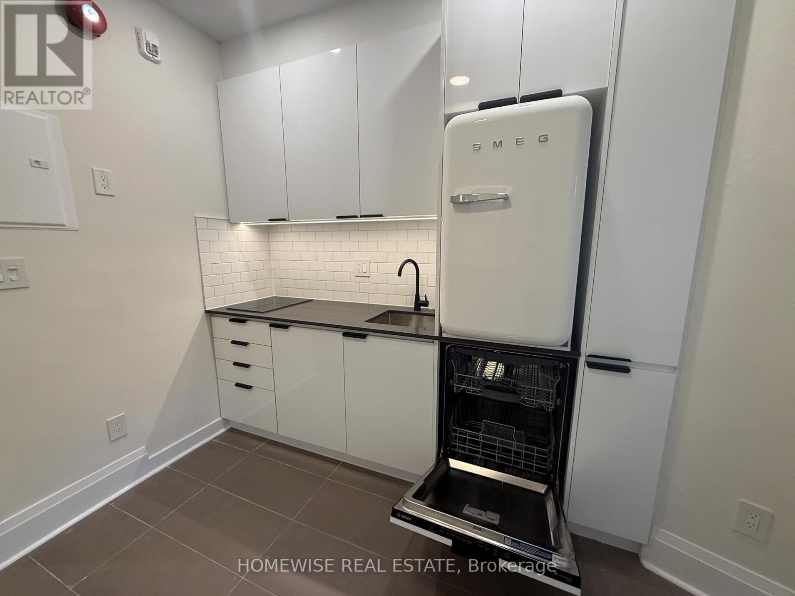 105 - 1 Triller Avenue, Toronto, Ontario  M6K 3B7 - Photo 7 - W12457041