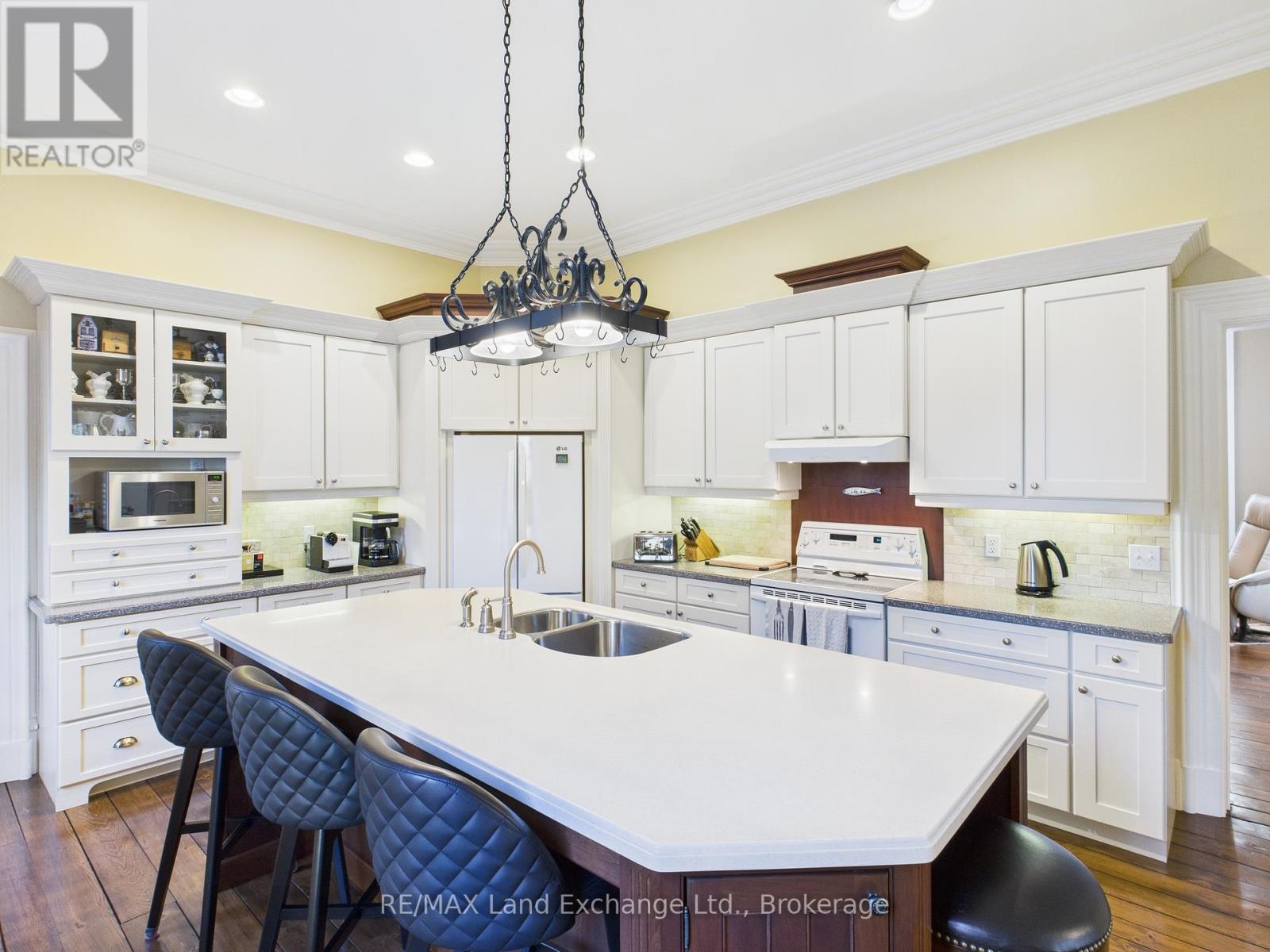 276 Durham Street, Kincardine, Ontario  N2Z 2X9 - Photo 7 - X12457062