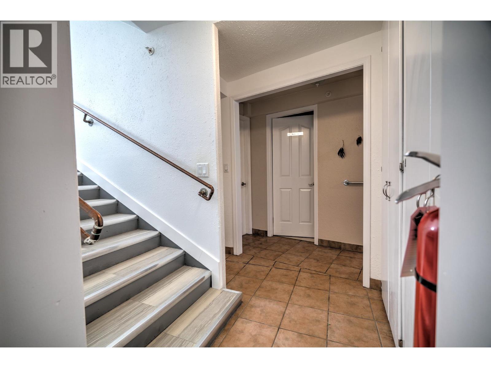 6373 Hillcrest Place, Prince George, British Columbia  V2N 5R1 - Photo 5 - C8072925