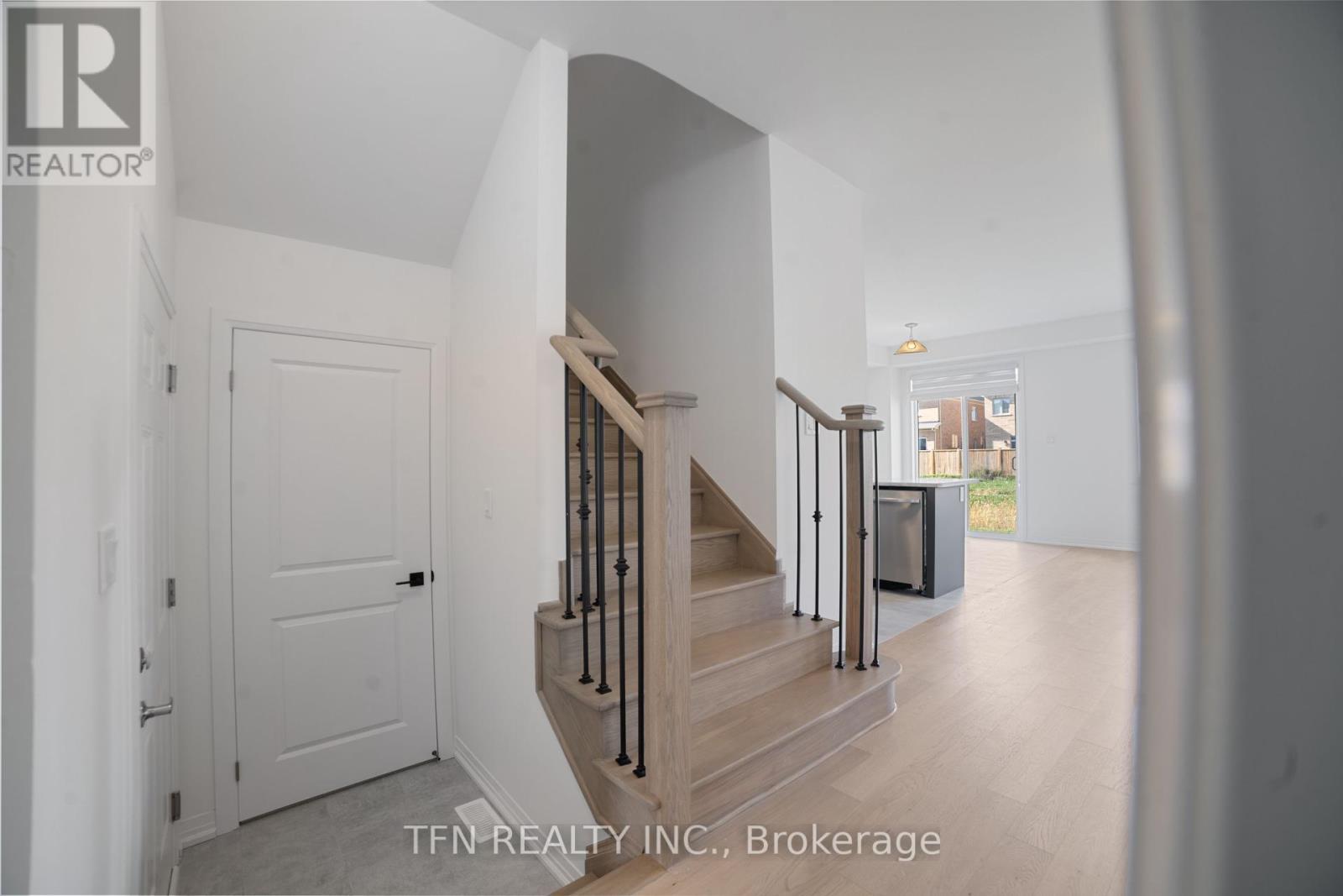 115 Velvet Way, Thorold, Ontario  L2V 0P1 - Photo 4 - X12456587