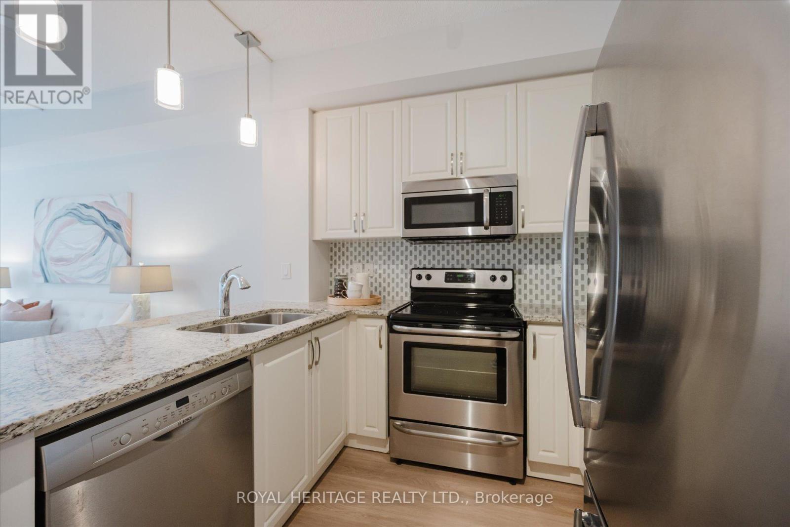 215 - 111 Civic Square Gate, Aurora, Ontario  L4G 0S6 - Photo 11 - N12457090