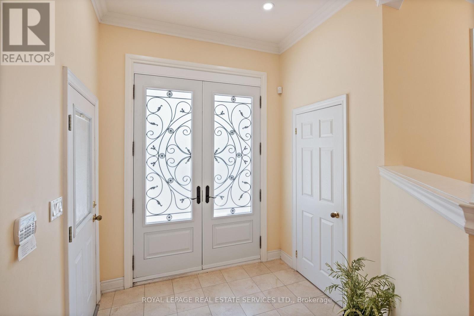96 Bradgate Drive, Markham, Ontario  L3T 7M3 - Photo 4 - N12457096