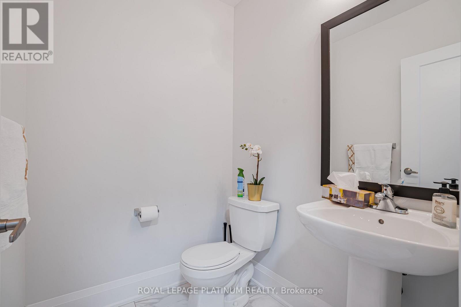 1348 Harrington Street, Innisfil, Ontario  L0L 1W0 - Photo 13 - N12457105