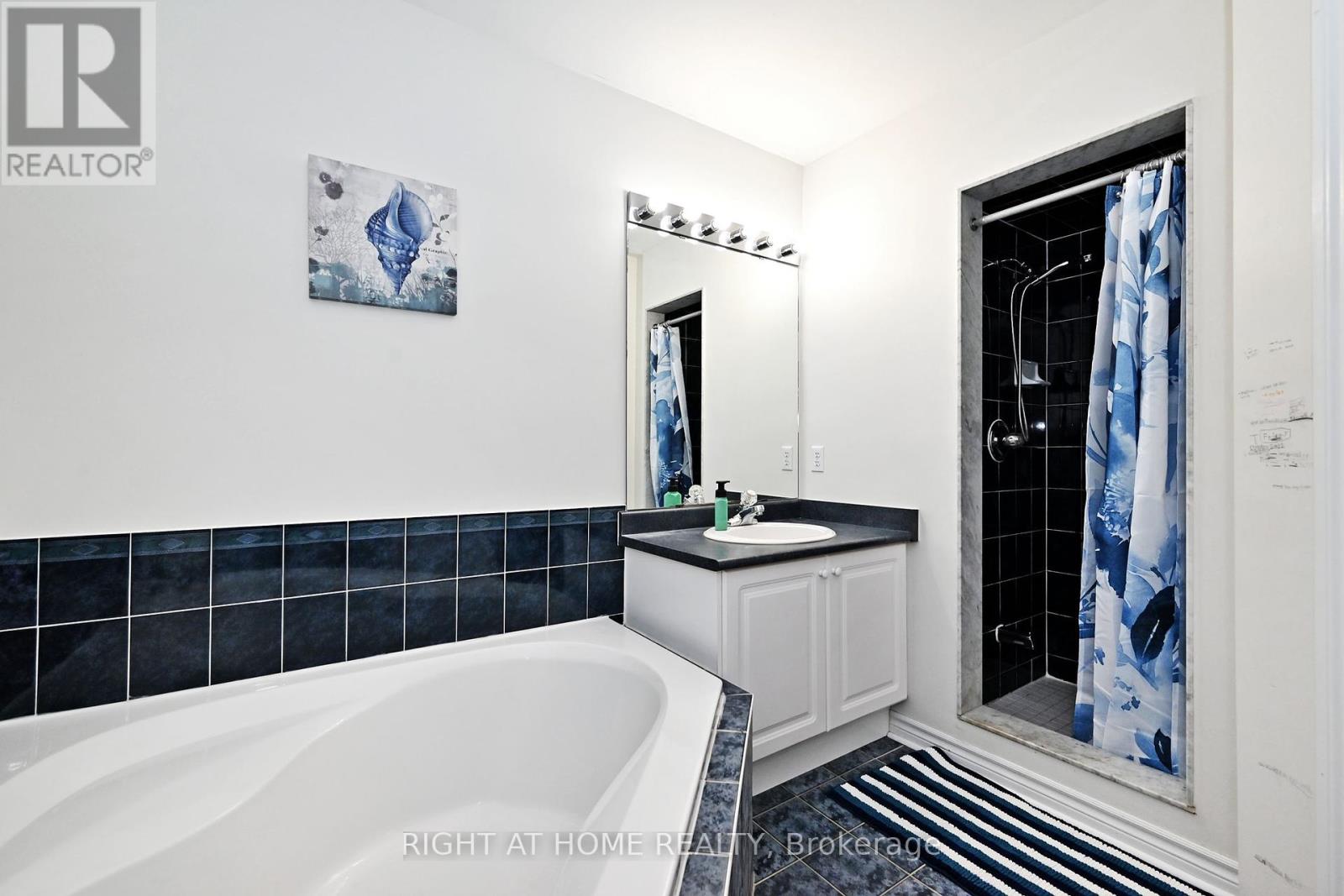 73 Bloomgate Crescent, Richmond Hill, Ontario  L4E 3Z1 - Photo 34 - N12457118