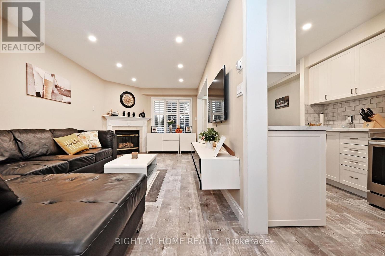 73 Bloomgate Crescent, Richmond Hill, Ontario  L4E 3Z1 - Photo 8 - N12457118