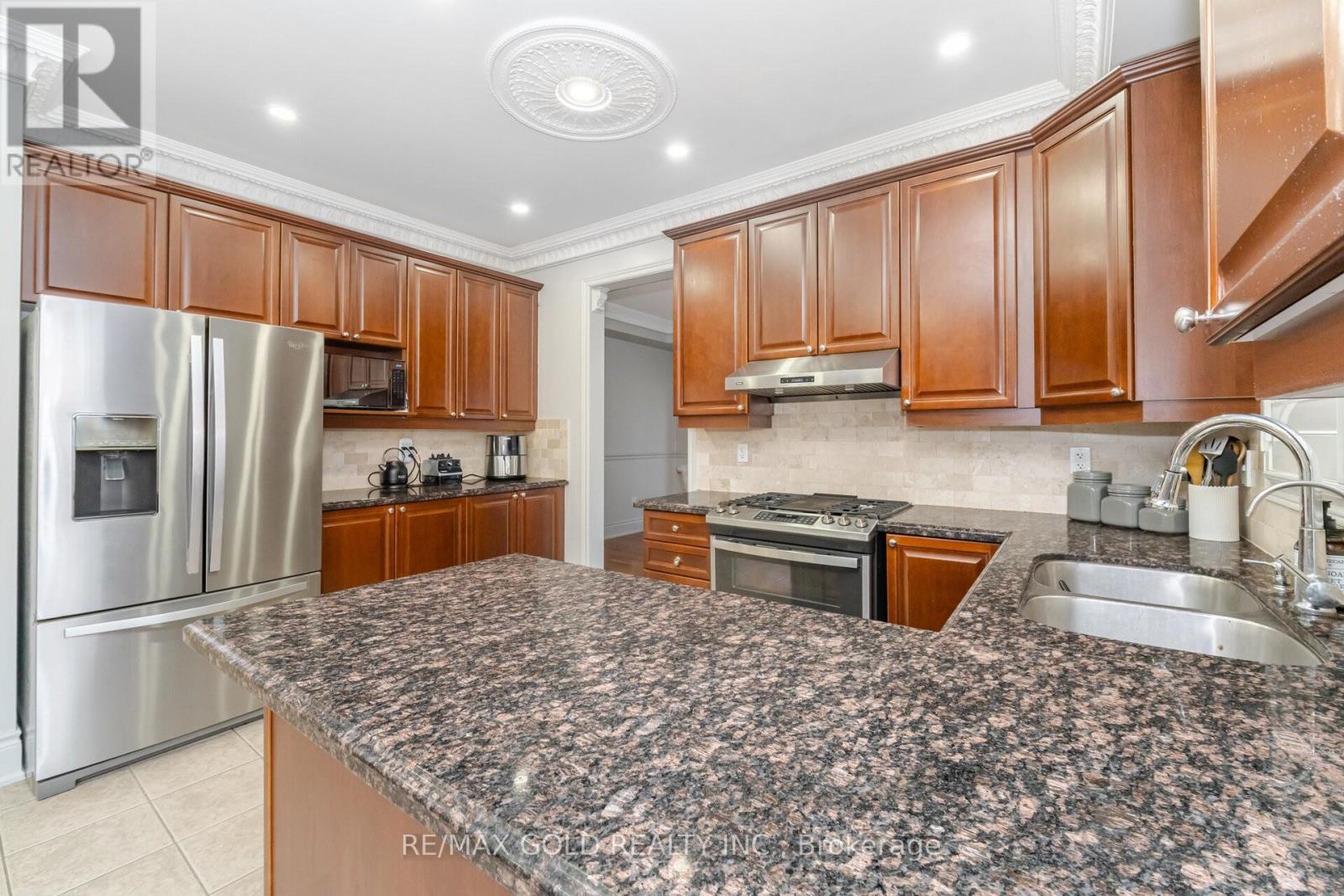 41 Leparc Road, Brampton, Ontario  L6P 2W8 - Photo 8 - W12457058