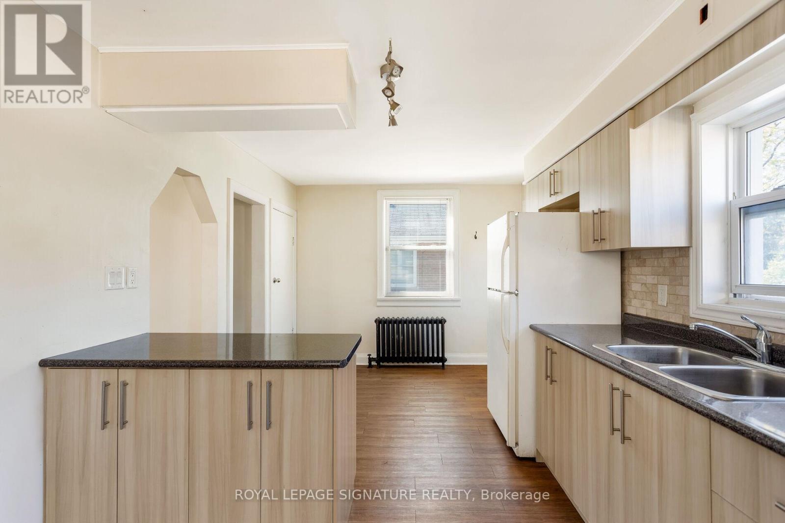 230 Bering Avenue, Toronto, Ontario  M8Z 3A3 - Photo 16 - W12457069