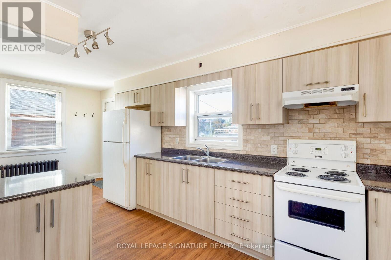 230 Bering Avenue, Toronto, Ontario  M8Z 3A3 - Photo 19 - W12457069