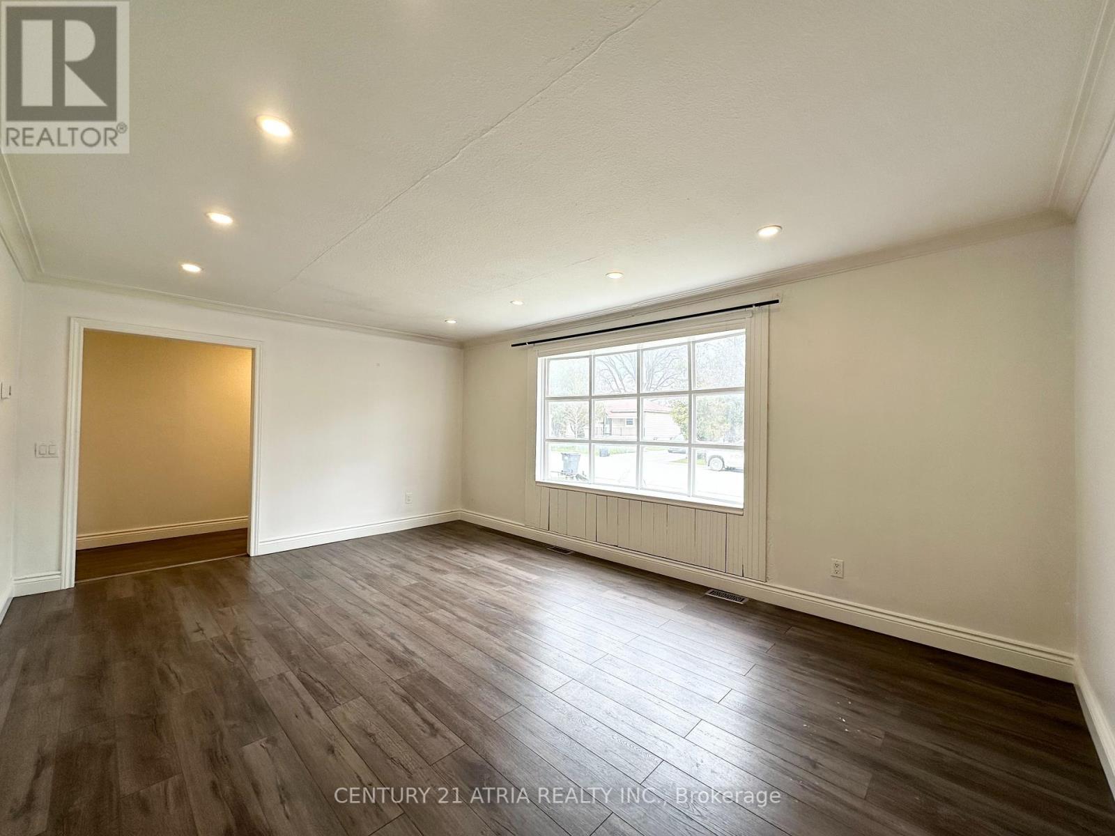 Upper - 1070 Fergus Avenue, Mississauga, Ontario  L5E 2P1 - Photo 3 - W12457073