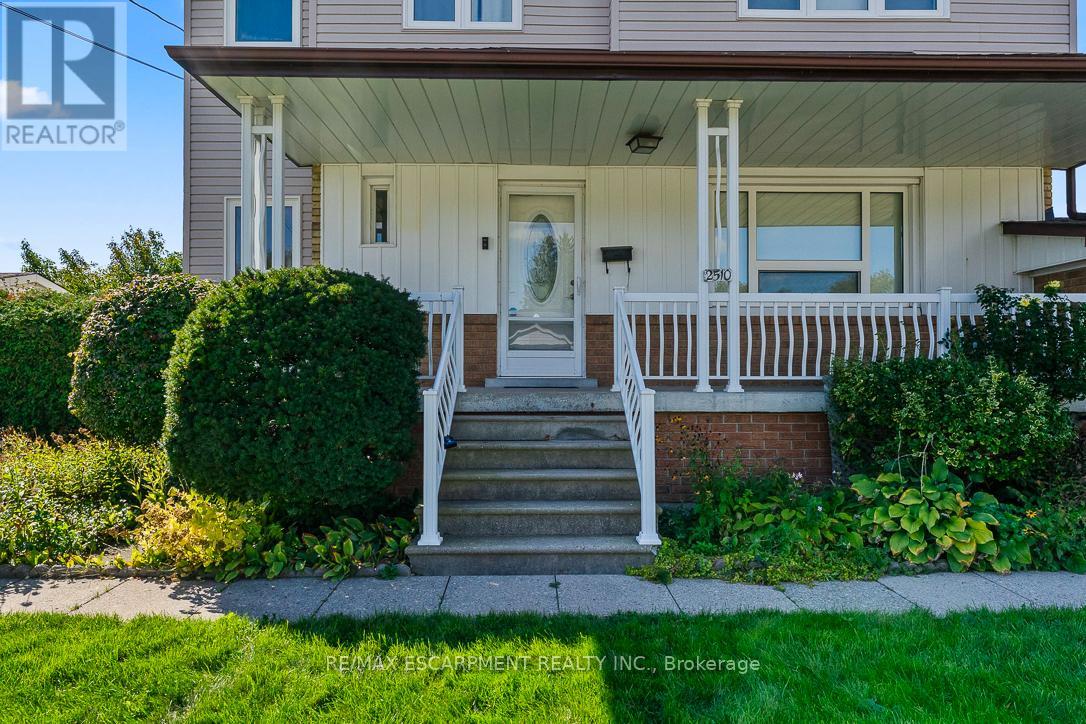 2510 Donnavale Drive, Mississauga, Ontario  L5A 2N1 - Photo 3 - W12457092