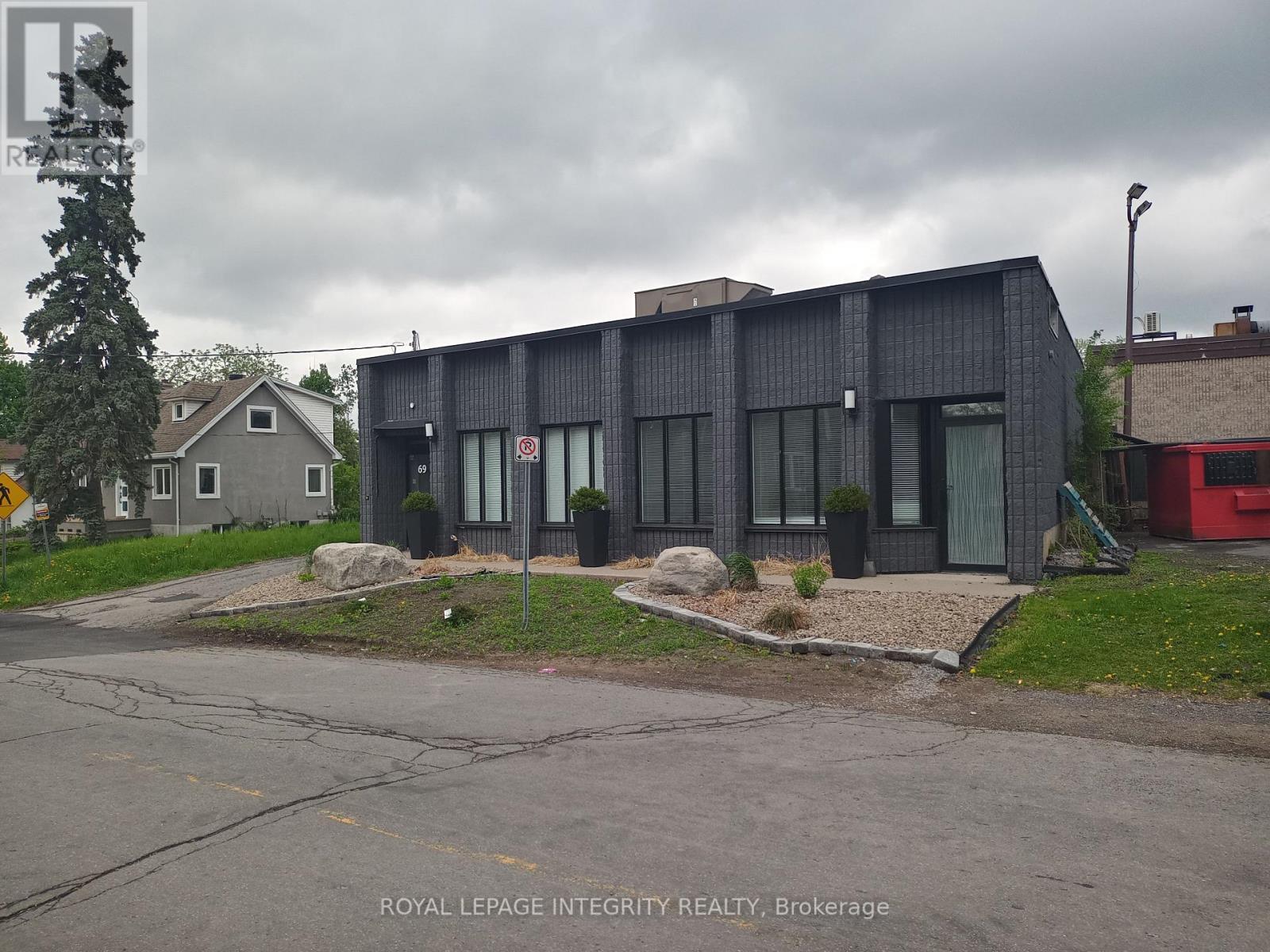69 Kempster Avenue, Ottawa, Ontario  K2B 6M2 - Photo 3 - X12457144