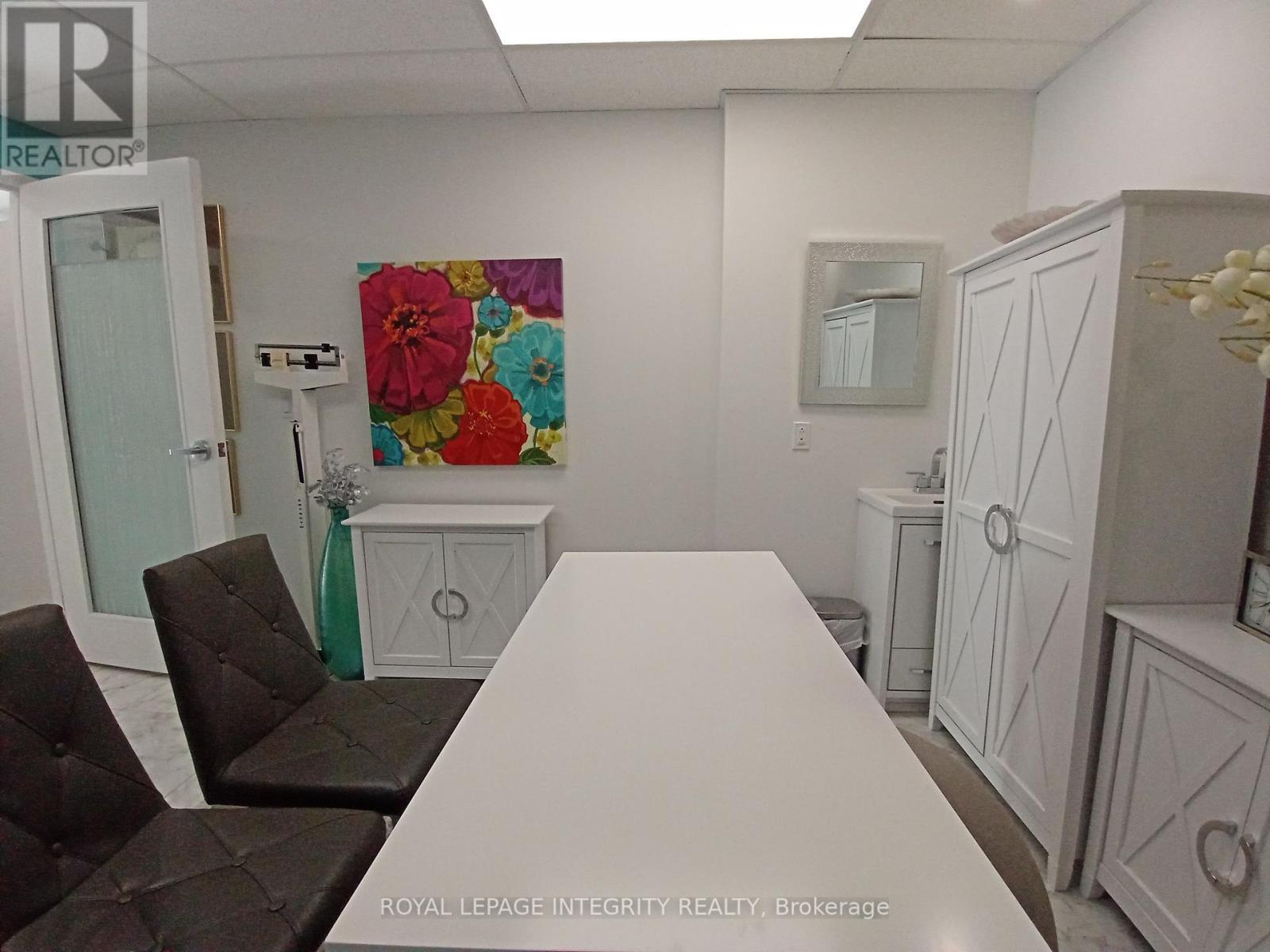 69 Kempster Avenue, Ottawa, Ontario  K2B 6M2 - Photo 8 - X12457144