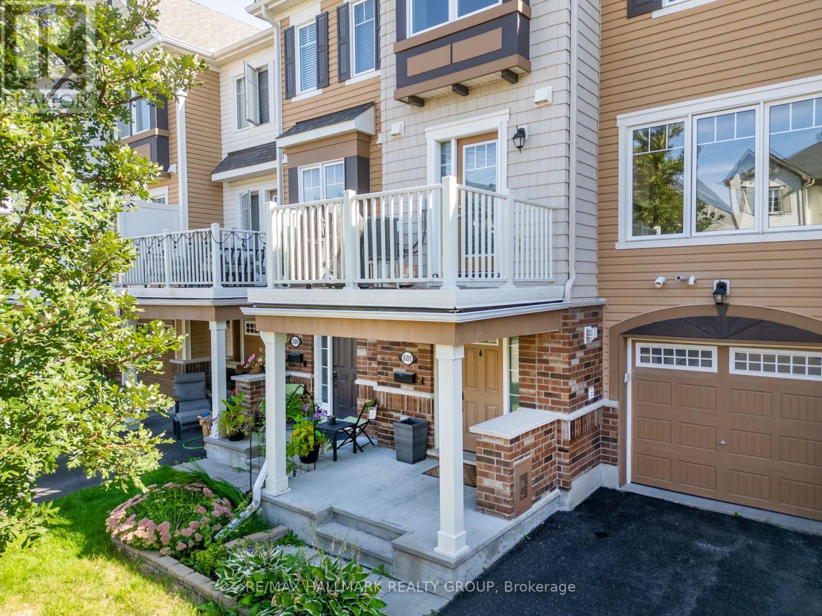 601 Foxlight Circle, Ottawa, Ontario  K2M 0L9 - Photo 2 - X12457165
