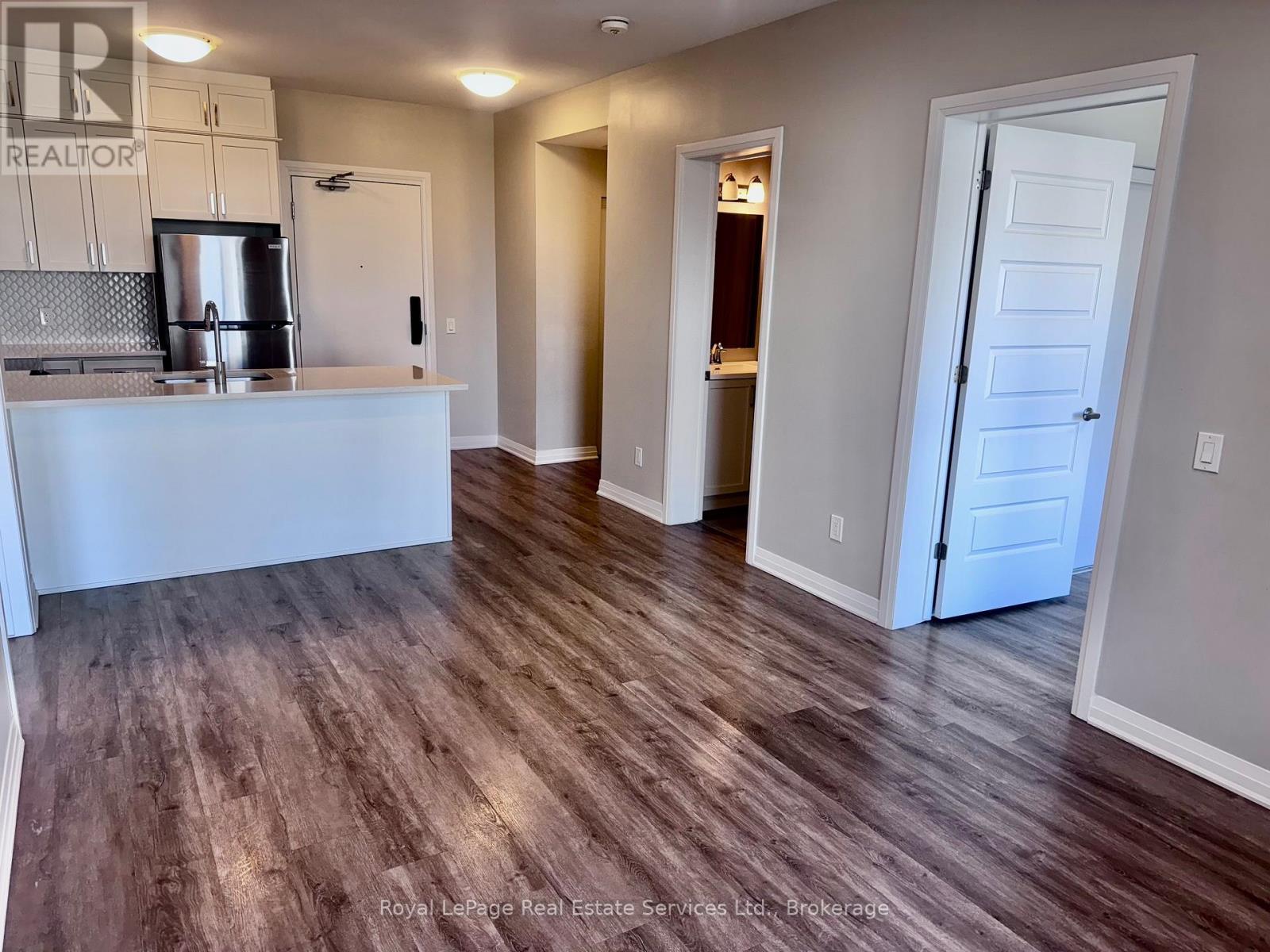 511 - 95 Dundas Street W, Oakville, Ontario  L6M 5N4 - Photo 4 - W12457136