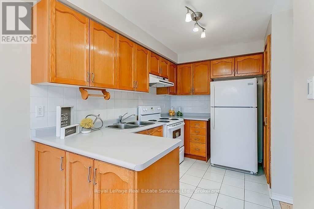4 Thornlodge Drive, Hamilton, Ontario  L0R 2H3 - Photo 4 - X12457205