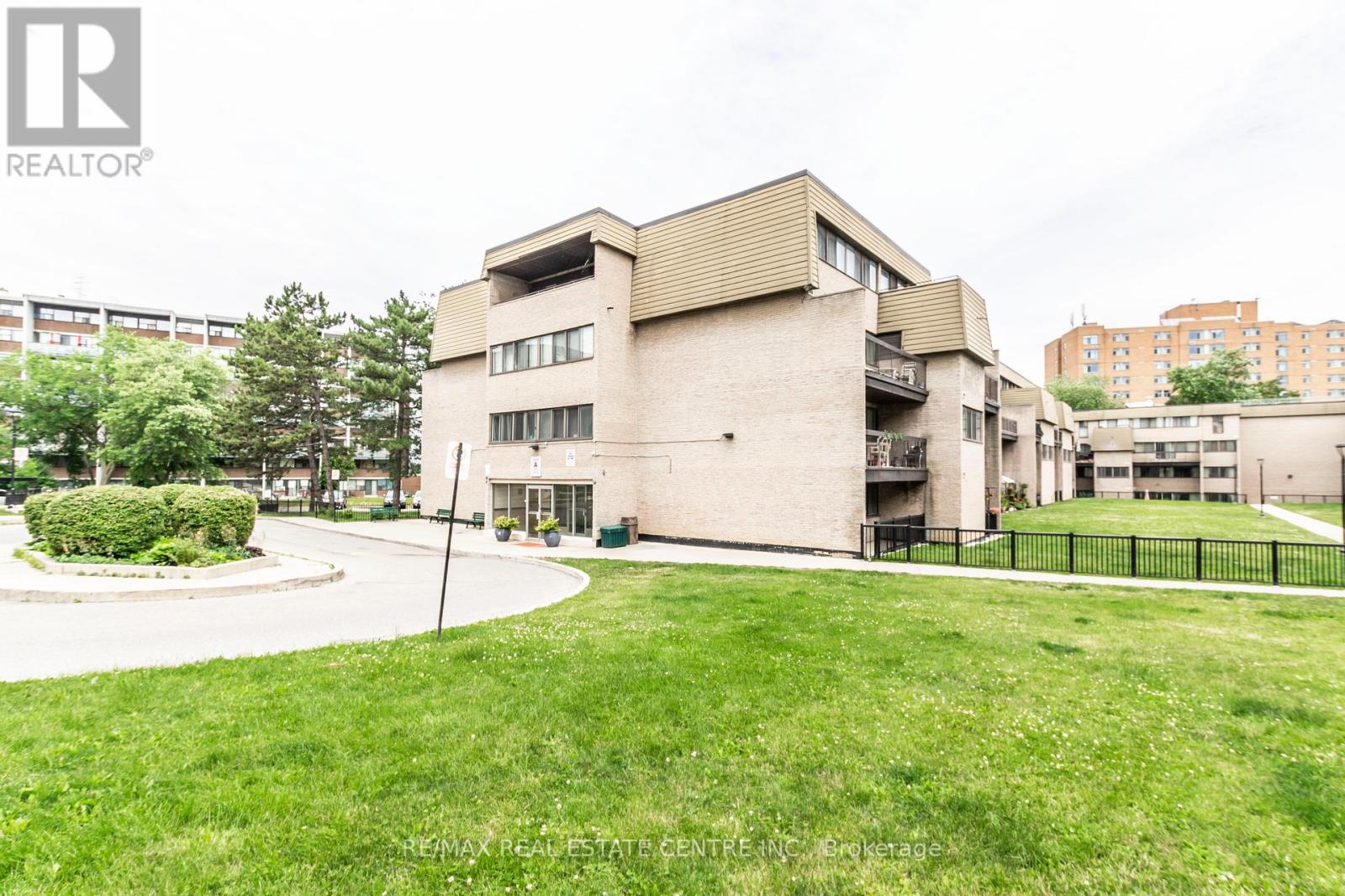 124 - 2095 Roche Court, Mississauga, Ontario  L5K 2C8 - Photo 30 - W12419076