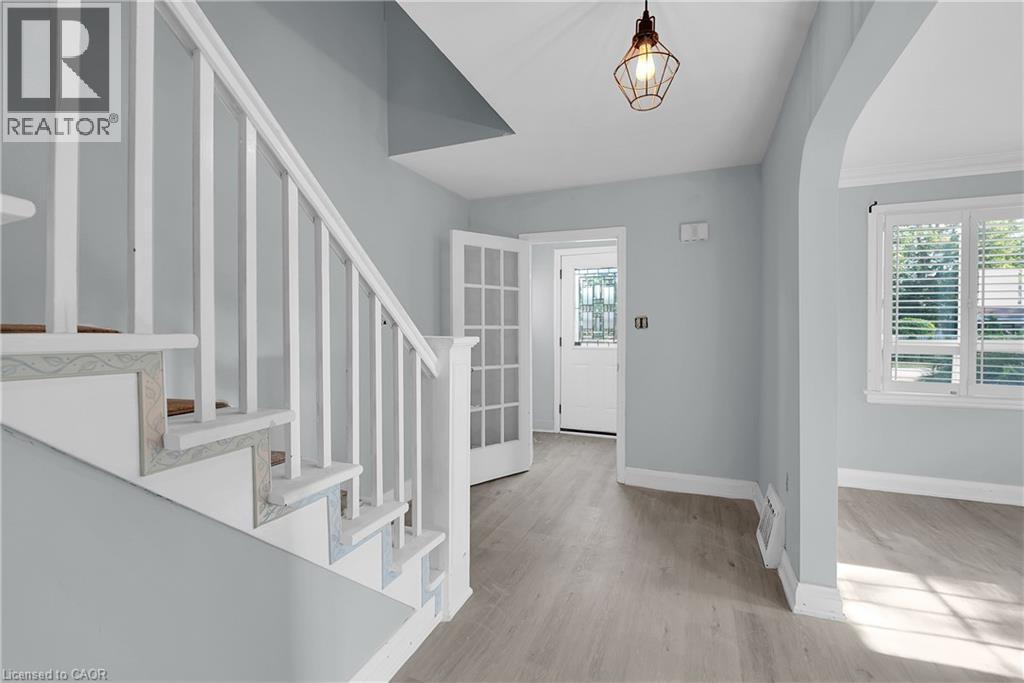 9 Arlington Avenue, St. Catharines, Ontario  L2P 3A3 - Photo 3 - 40778296