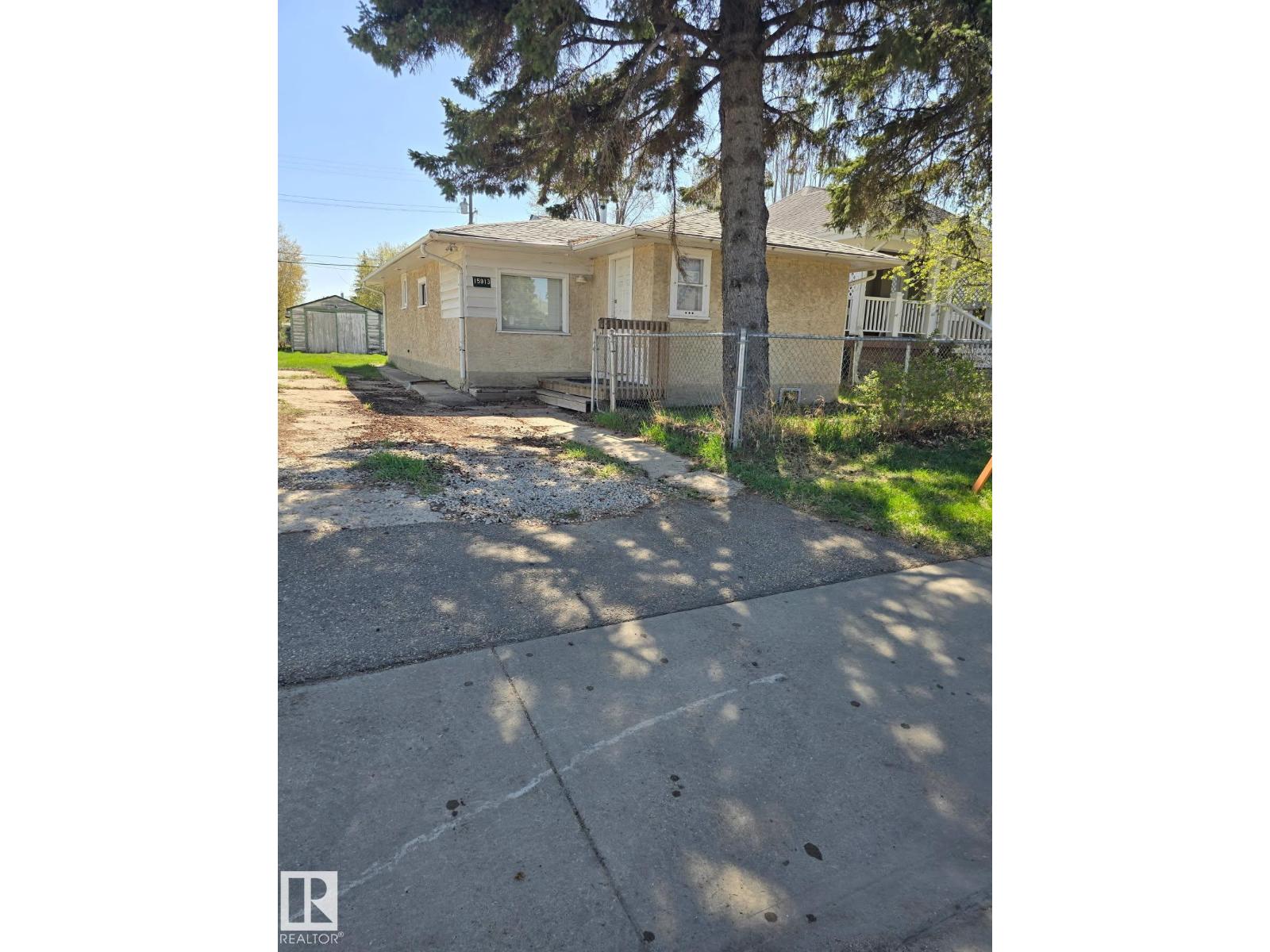 15913 100A AV NW, edmonton, Alberta
