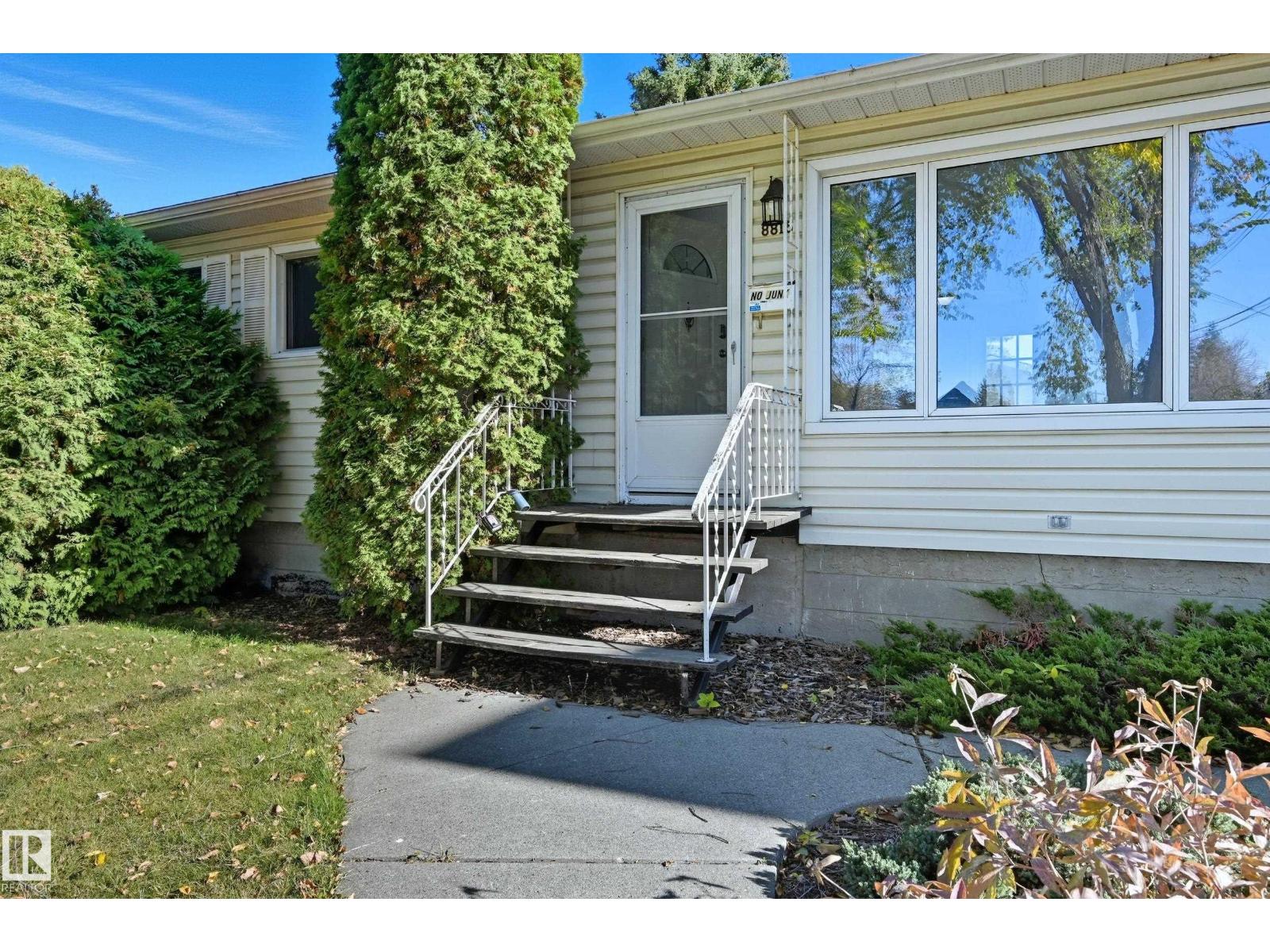 8815 76 St Nw, Edmonton, Alberta  T6C 2K1 - Photo 2 - E4461718