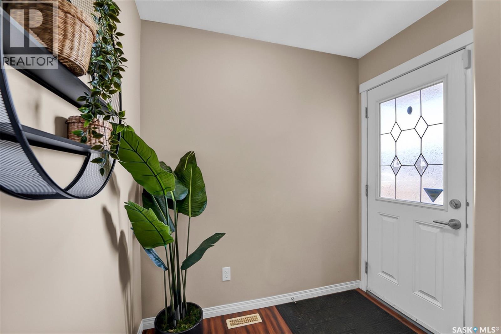 203 Henick Crescent, Saskatoon, Saskatchewan  S7R 0J9 - Photo 3 - SK020618