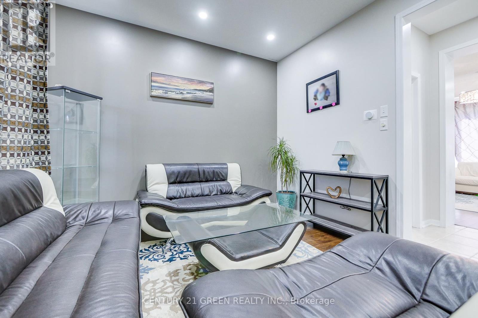 330 Schreyer Crescent, Milton, Ontario  L9T 7T1 - Photo 10 - W12451913