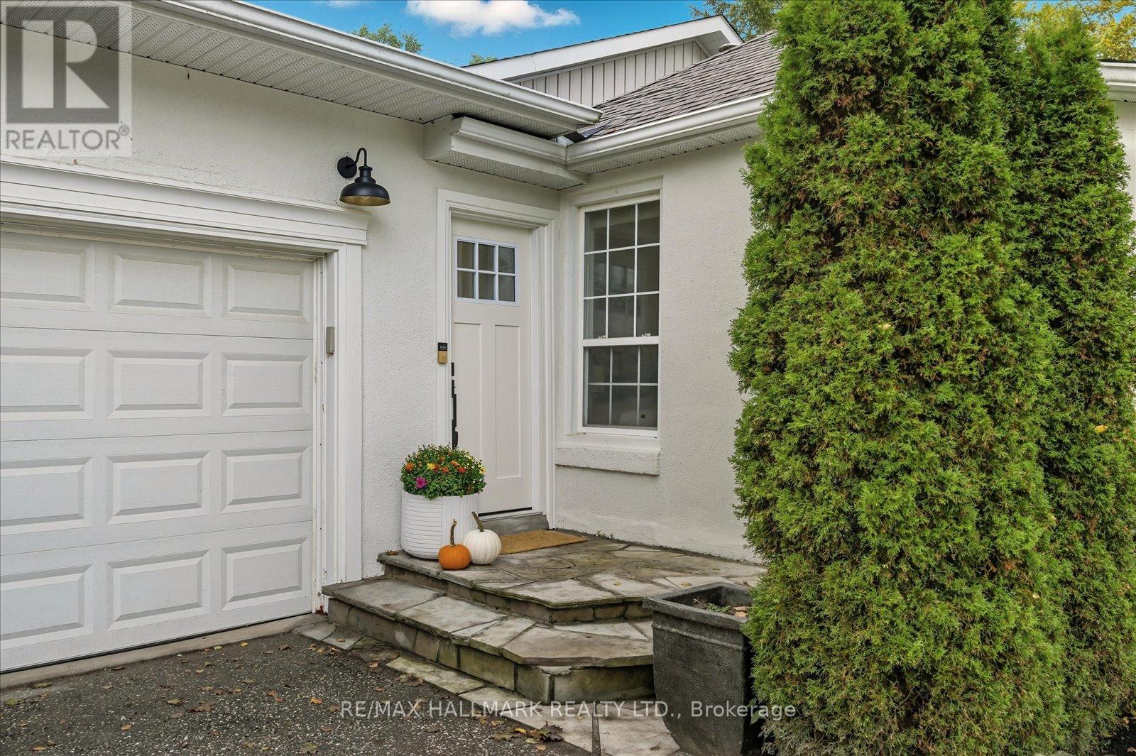 17 Mill Street, East Gwillimbury (Mt Albert), Ontario  L0G 1M0 - Photo 2 - N12457139