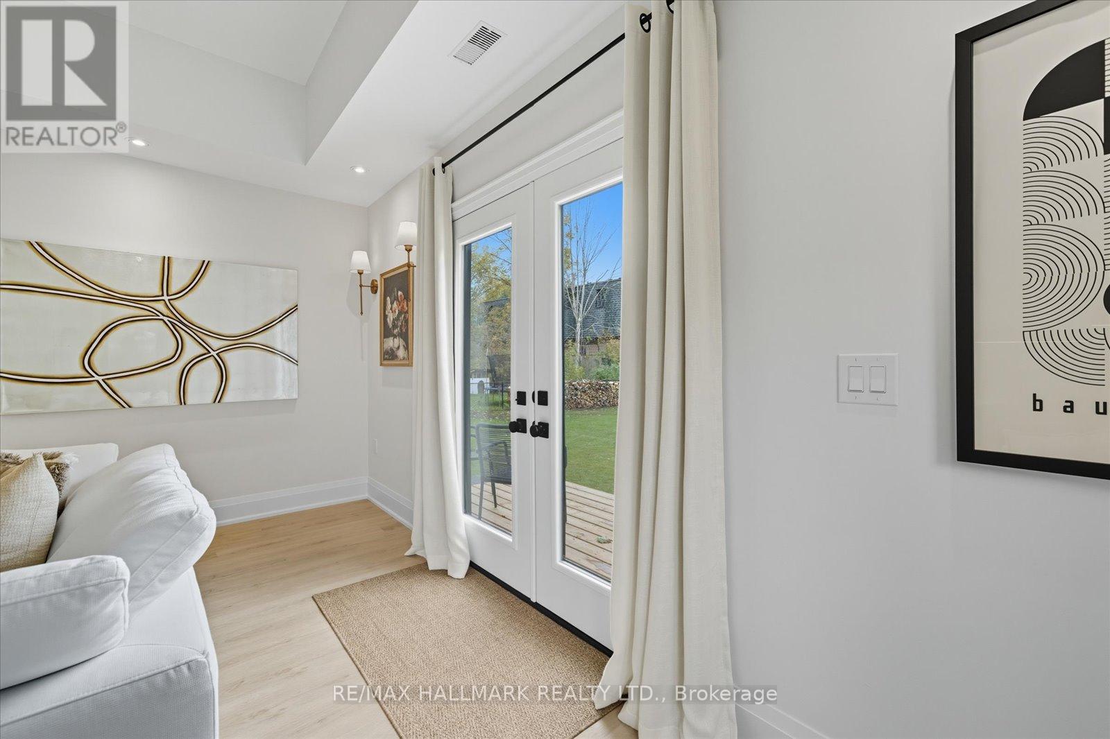 17 Mill Street, East Gwillimbury (Mt Albert), Ontario  L0G 1M0 - Photo 6 - N12457139