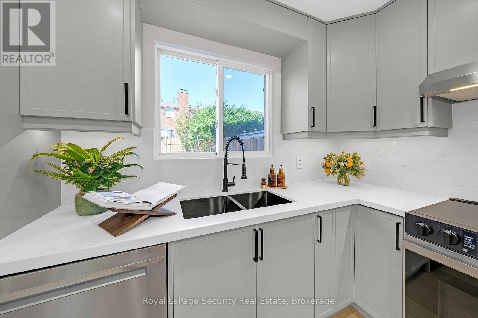 74 Andrea Lane, Vaughan, Ontario  L4L 1E7 - Photo 10 - N12457192
