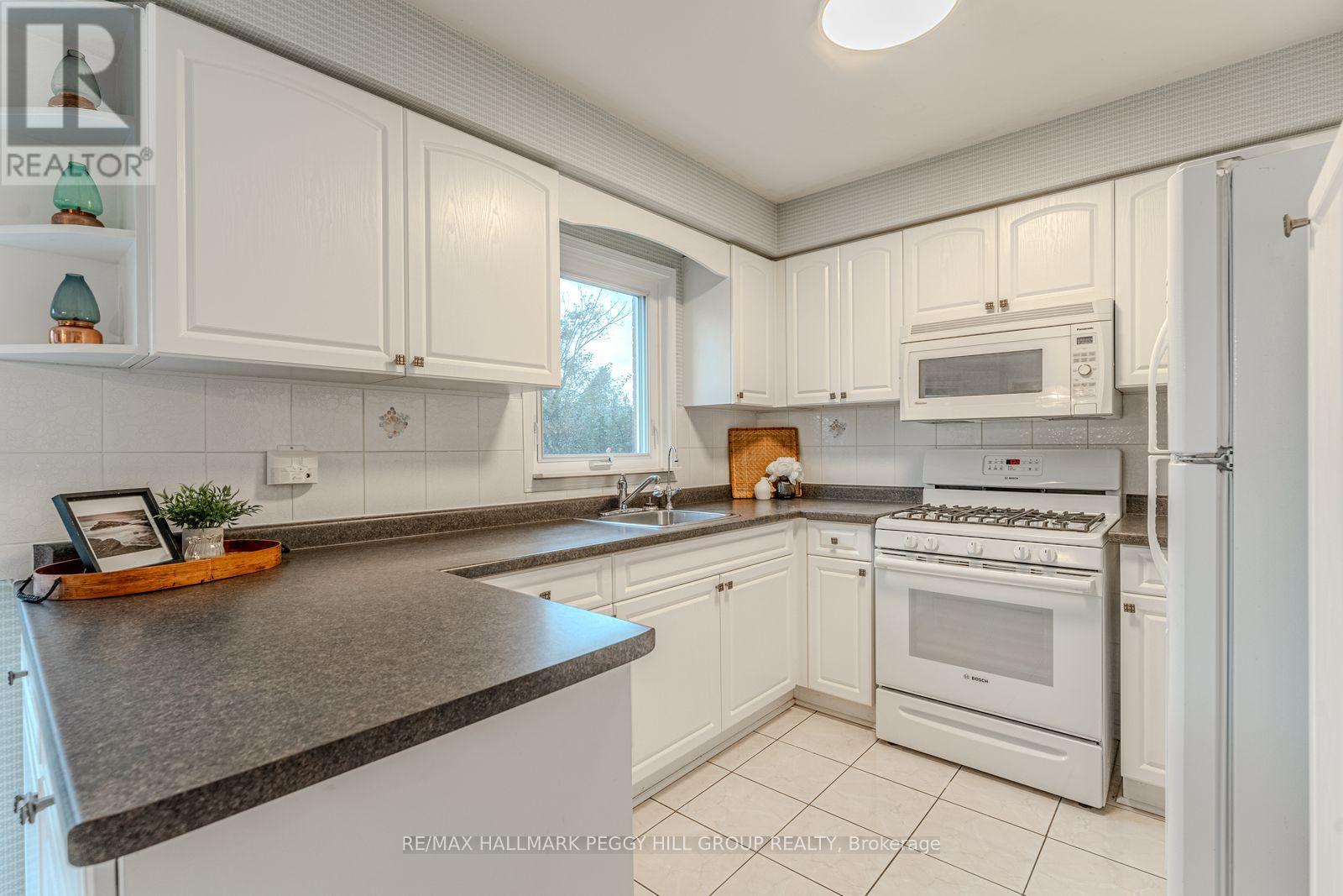 44 Cardinal Street, Barrie, Ontario  L4M 6C9 - Photo 4 - S12457173