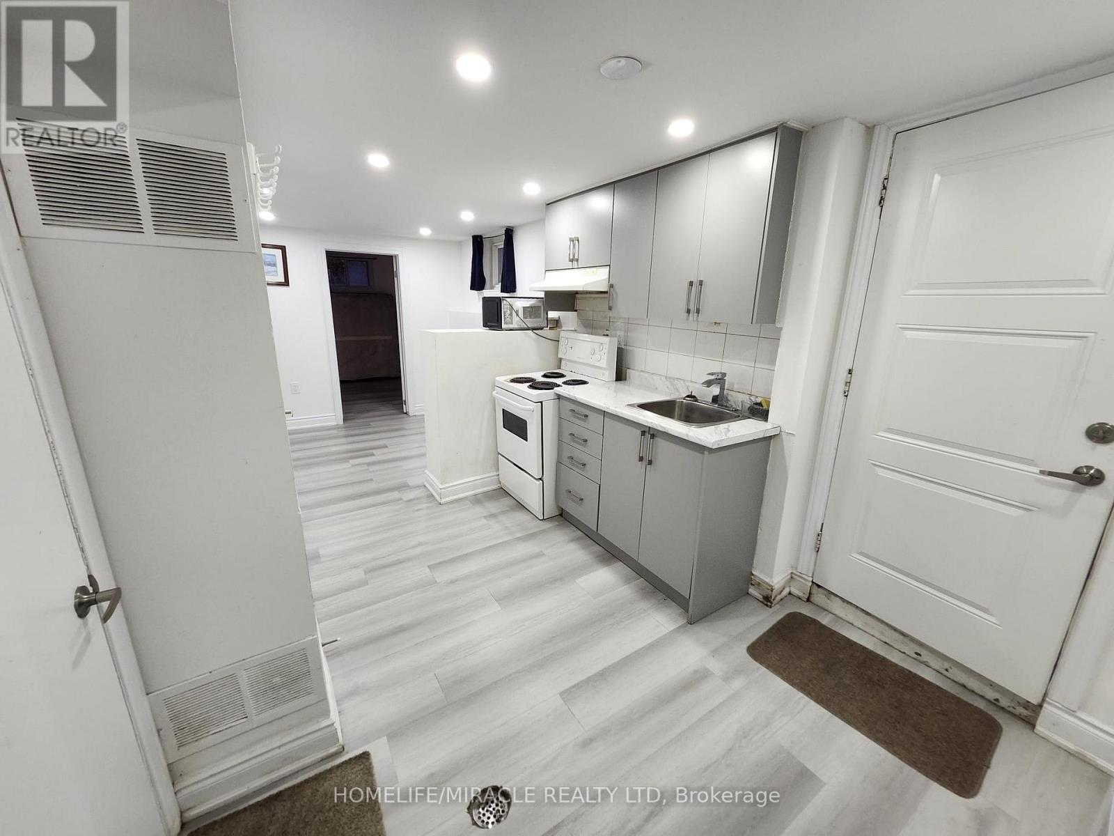 Bsmt - 40 Corby Crescent, Brampton, Ontario  L6Y 1H1 - Photo 2 - W12457132