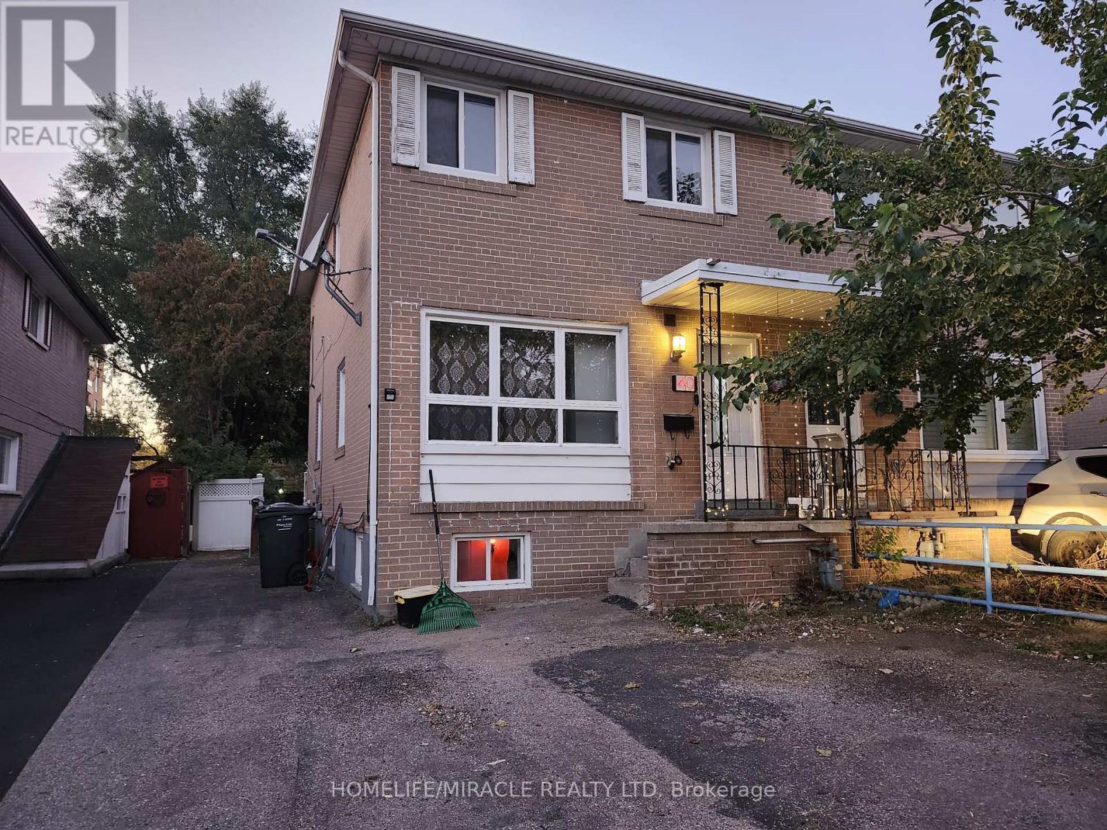 40 Corby Crescent, Brampton, Ontario  L6Y 1H1 - Photo 2 - W12457207