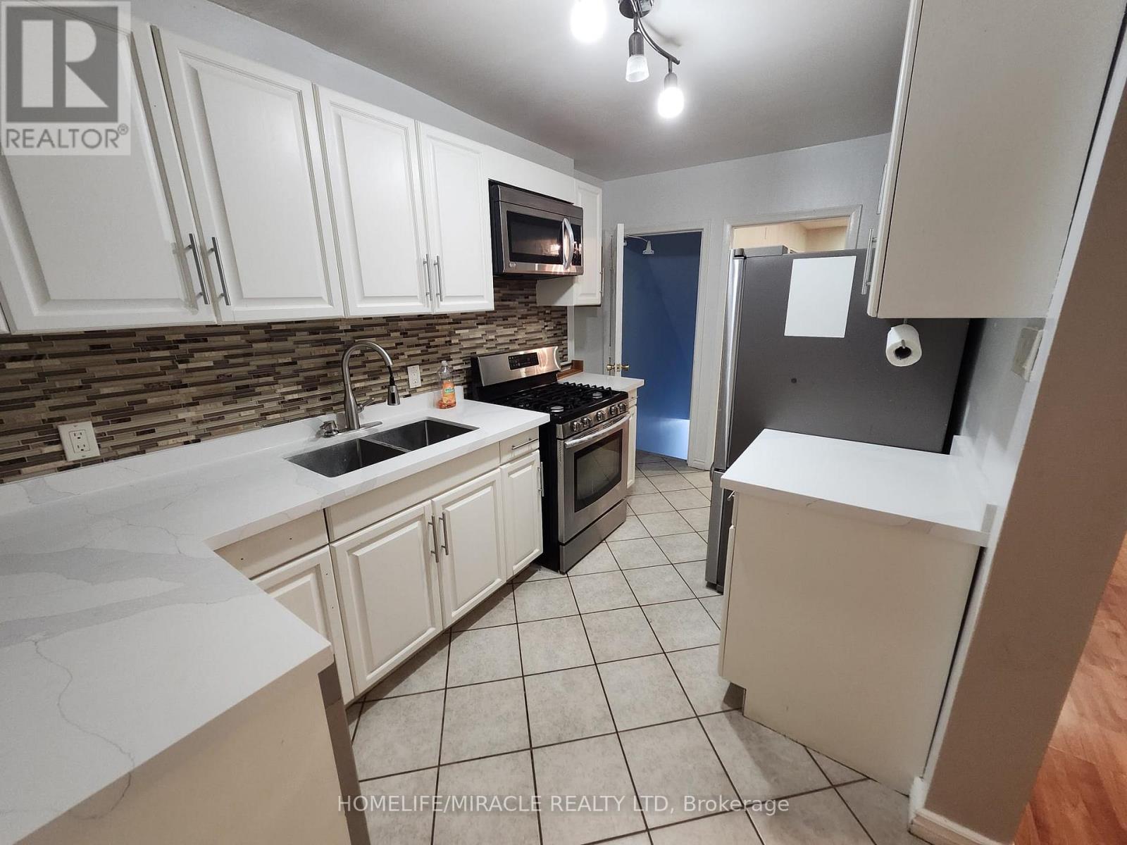 40 Corby Crescent, Brampton, Ontario  L6Y 1H1 - Photo 3 - W12457207