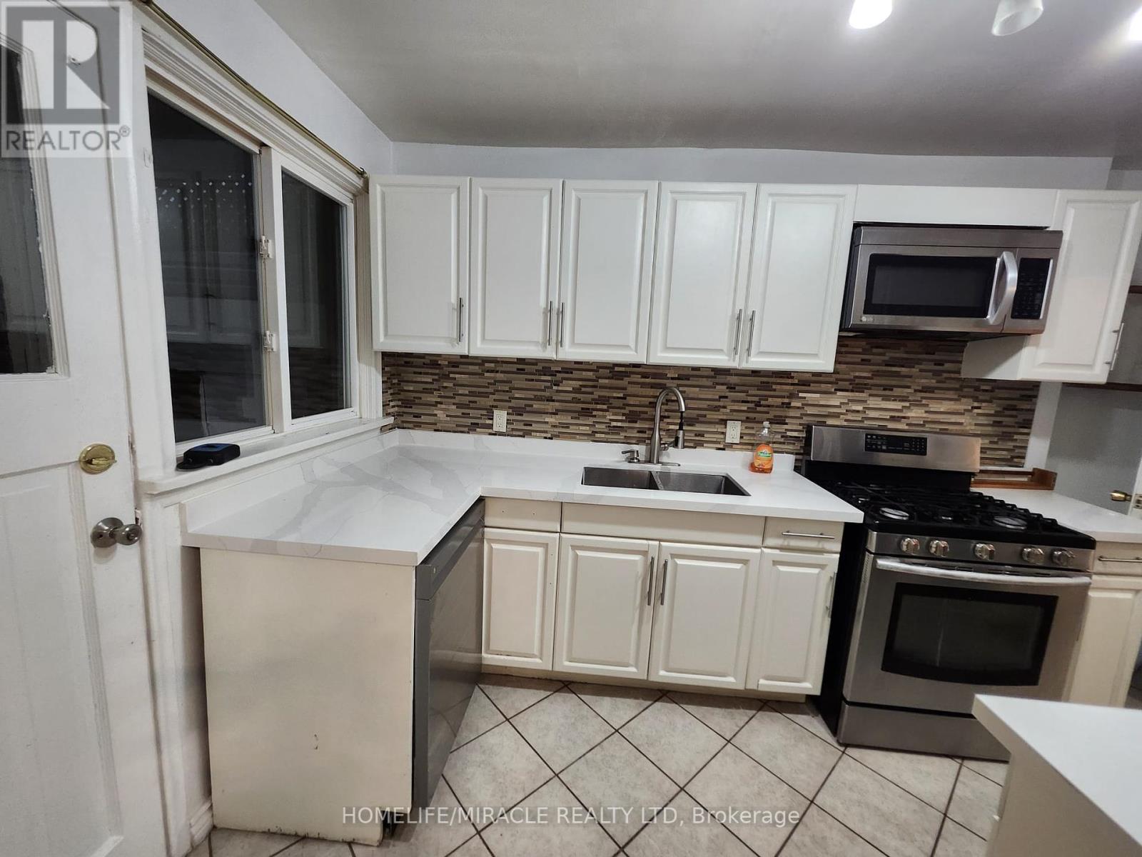 40 Corby Crescent, Brampton, Ontario  L6Y 1H1 - Photo 4 - W12457207