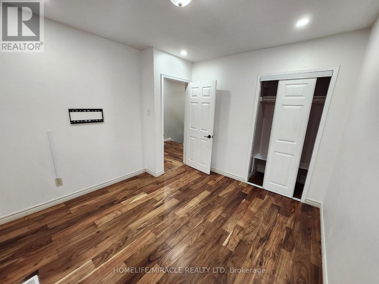 40 Corby Crescent, Brampton, Ontario  L6Y 1H1 - Photo 5 - W12457207