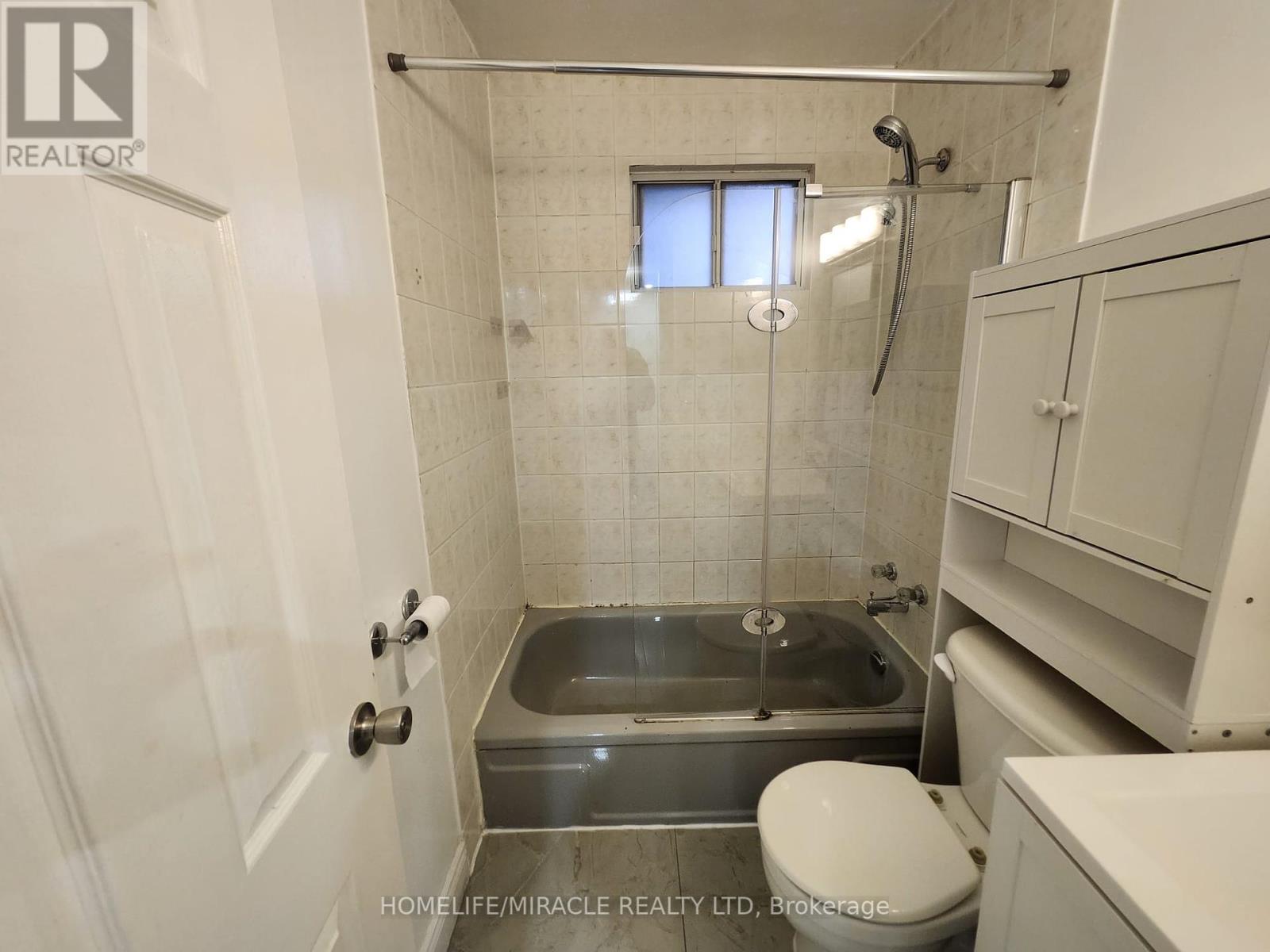 40 Corby Crescent, Brampton, Ontario  L6Y 1H1 - Photo 6 - W12457207